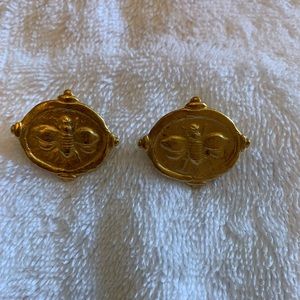 Susan Shaw bees intaglio stud gold earrings